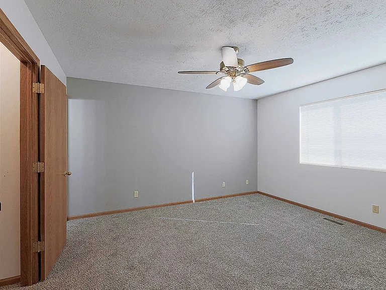 5400 S 32nd St — Photo 18