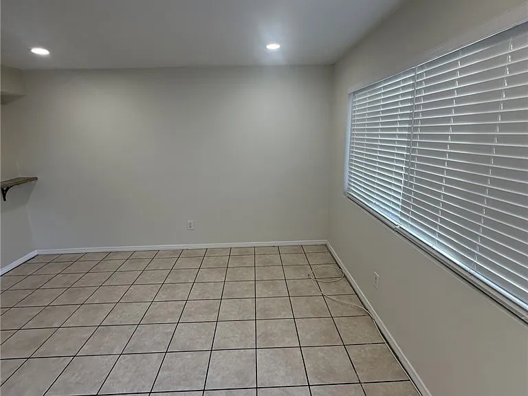 9509 Los Angeles St #D — Photo 10