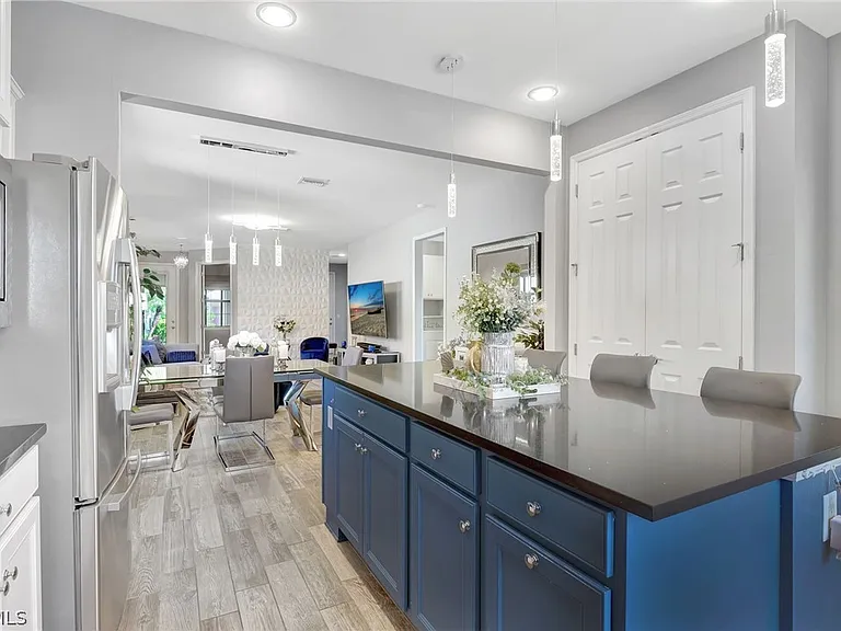 10908 Clarendon St — Photo 15