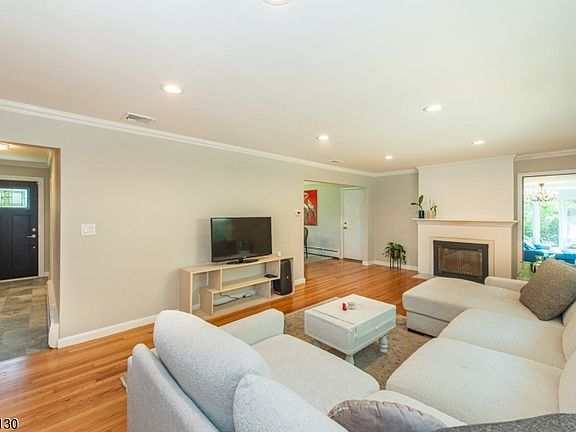 4th image of 77 Hanover Rd