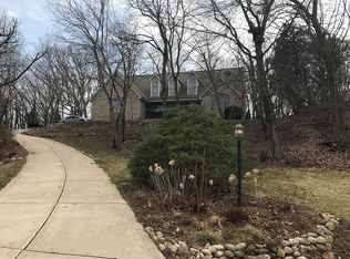 S75W32097 Claire Dr, Mukwonago, WI 53149