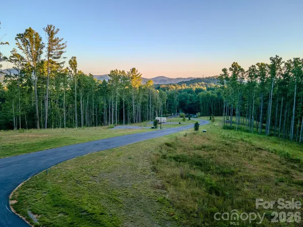 444 Irvine Dr, Fairview, NC 28730