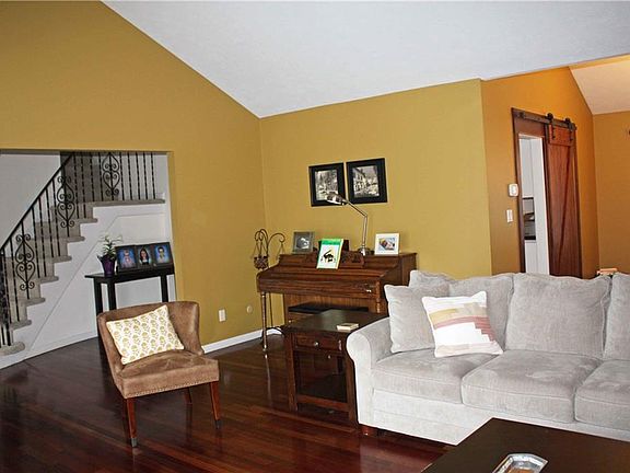 2nd image of 31203 Narragansett Ln