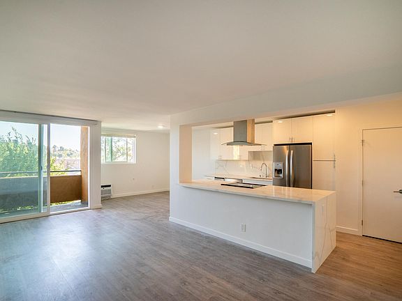3rd image of 3461 Waverly Dr #102