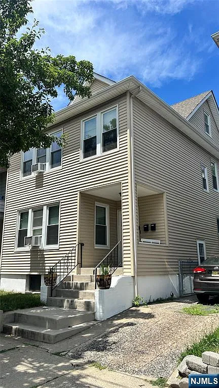 3 bed, 1.0 bath, $2,200 — Photo 2
