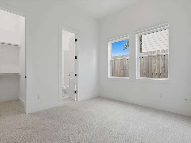 326 Eastwood St — Photo 14