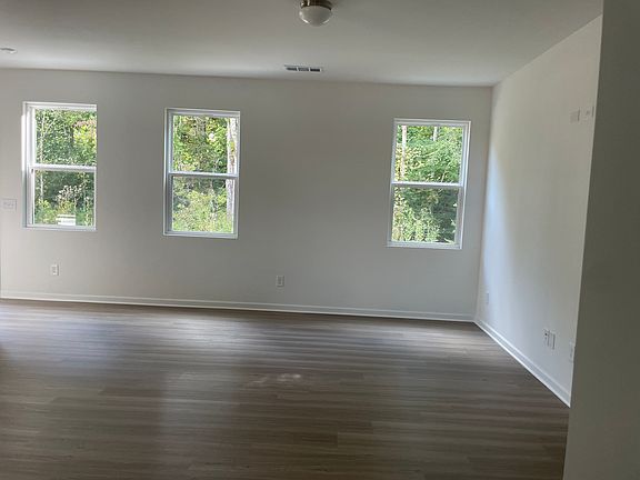 5th image of 146 Parkwood Dr