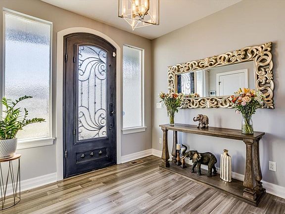 4th image of 2305 N Lakeside Cir