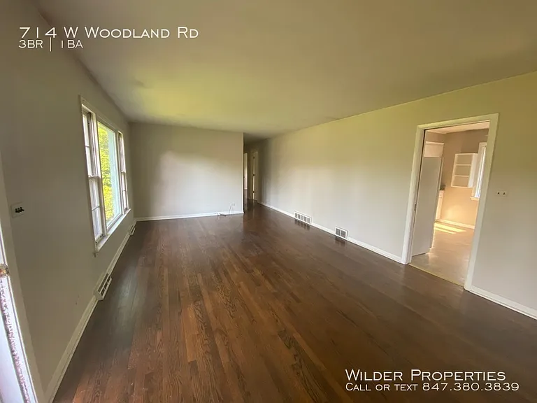 714 W Woodland Rd — Photo 2