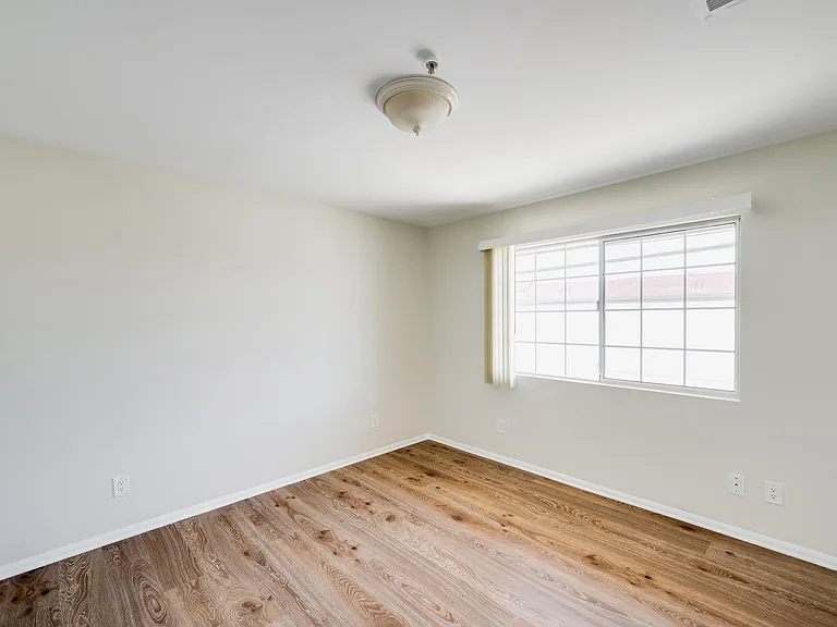 1011 Thompson Ave #C — Photo 9