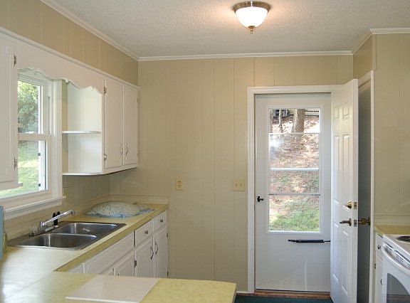 2nd image of 237 Knollview Dr