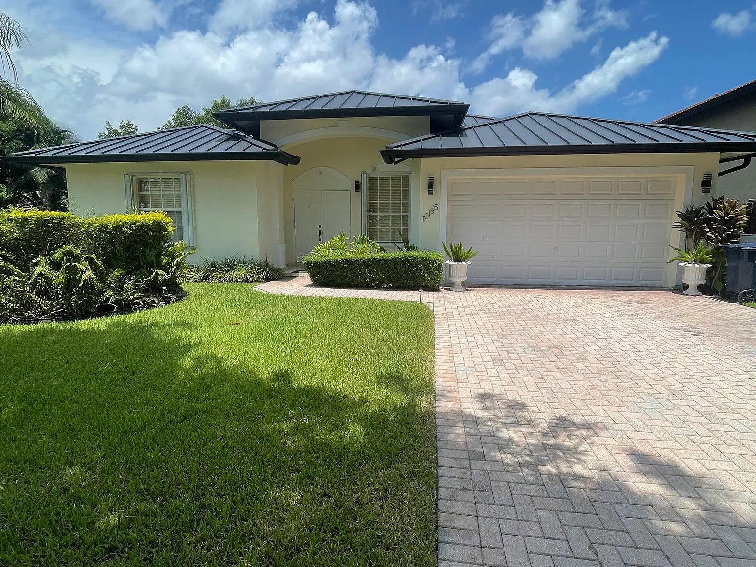 3 bed, 2.5 bath, 2140 sqft, $3,400 — Photo 1
