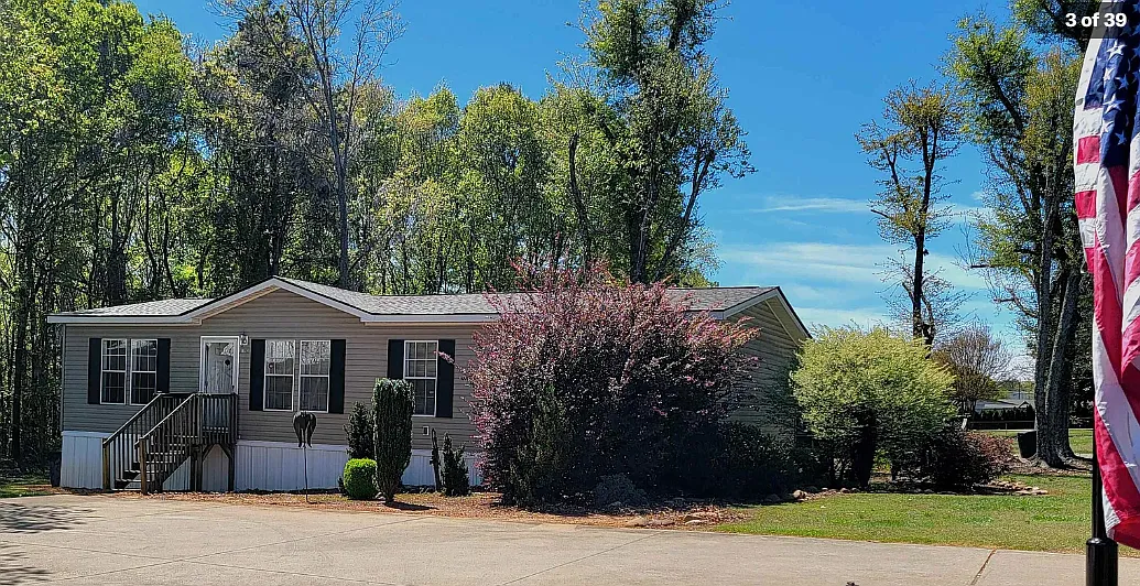 3 bed, 1404 sqft, $1,800 — Photo 1