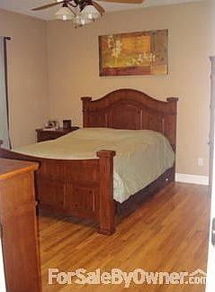 Living Room
						:
						Gas fireplace