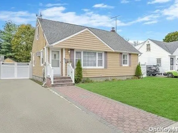 662 Winthrop Drive, Uniondale, NY 11553