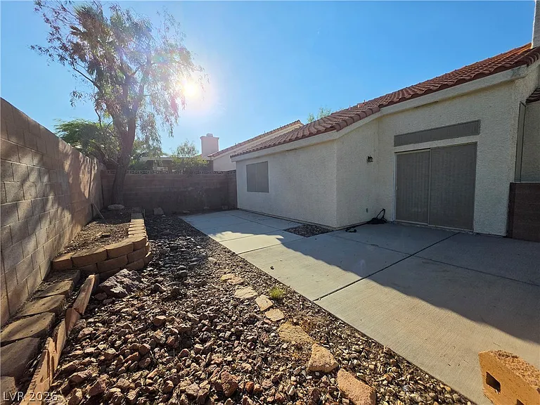 7645 Rockfield Dr — Photo 17