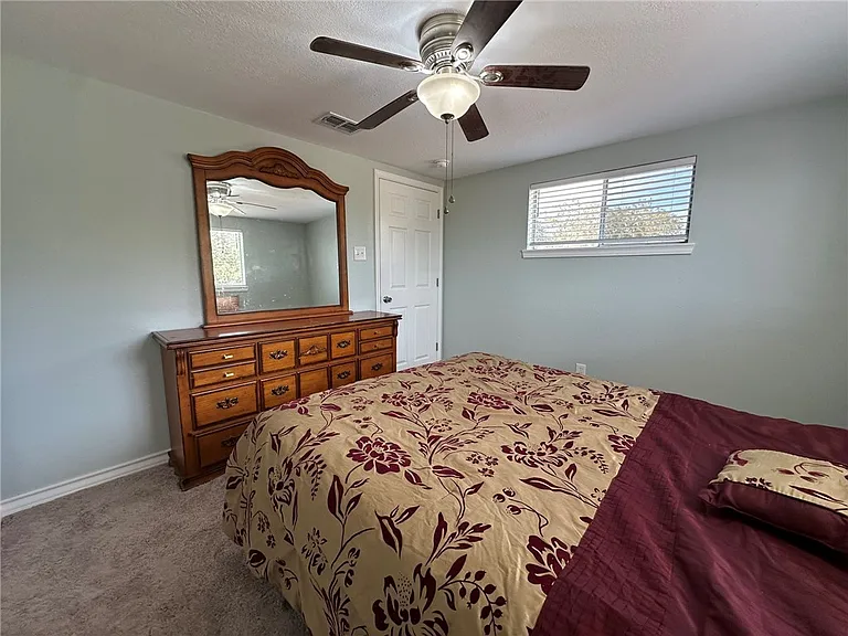 201 Volpe Cir — Photo 16