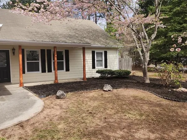 1135 Burning Bush Dr, Loganville, GA 30052