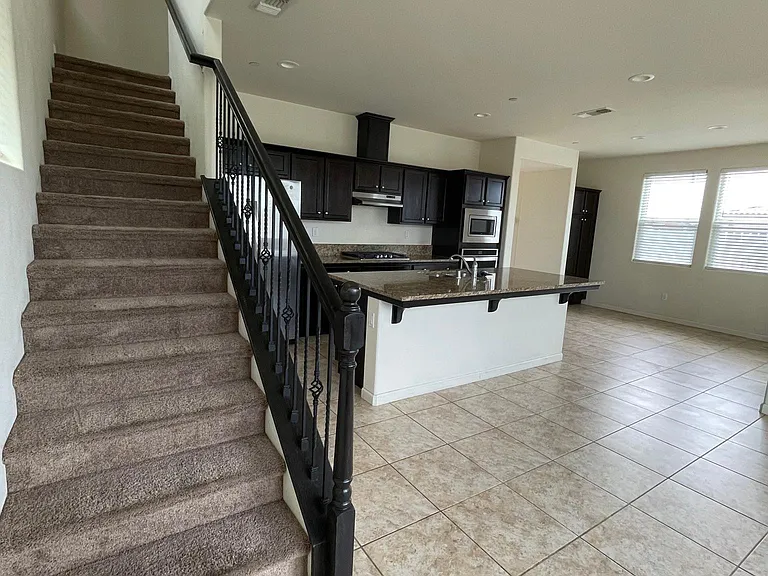 147 Barker Ln — Photo 4
