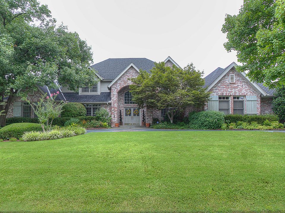 Fabulous home in Holland Lakes sits on 1/2 acre m/l lot