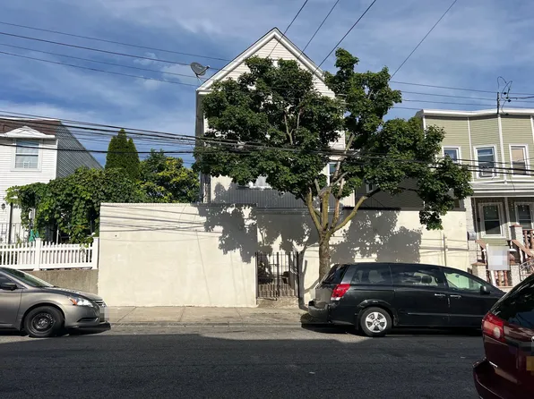 3217 106th St, East Elmhurst, NY 11369