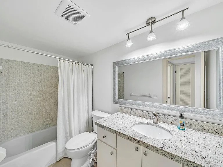 3051 NE 48th St #301 — Photo 28