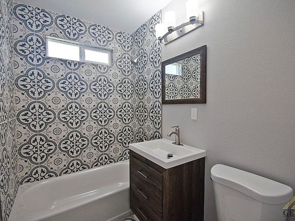 4th image of 2420 Larcus Ave