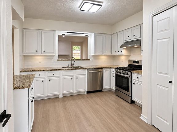 3rd image of 7610 Western Oak Ln