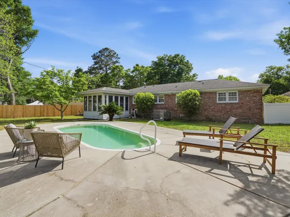 1246 Honeysuckle Ln, Charleston, SC 29412