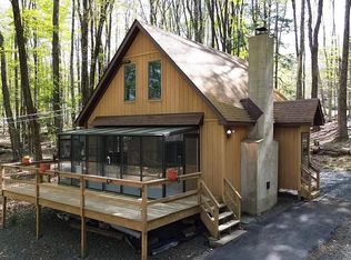 99 Ferris Rd, Hawley, PA 18428