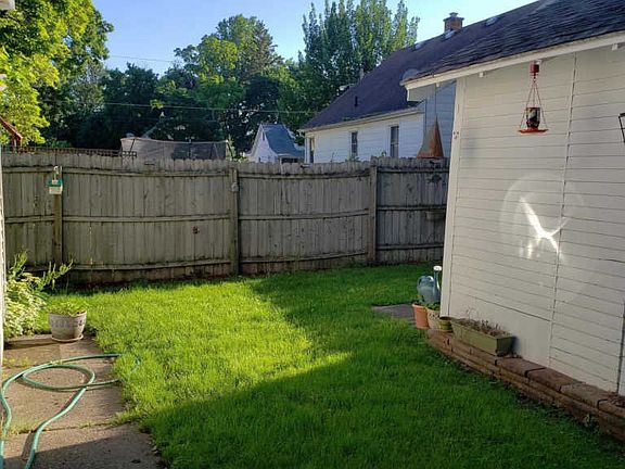 3rd image of 834 Lincoln Ave NW