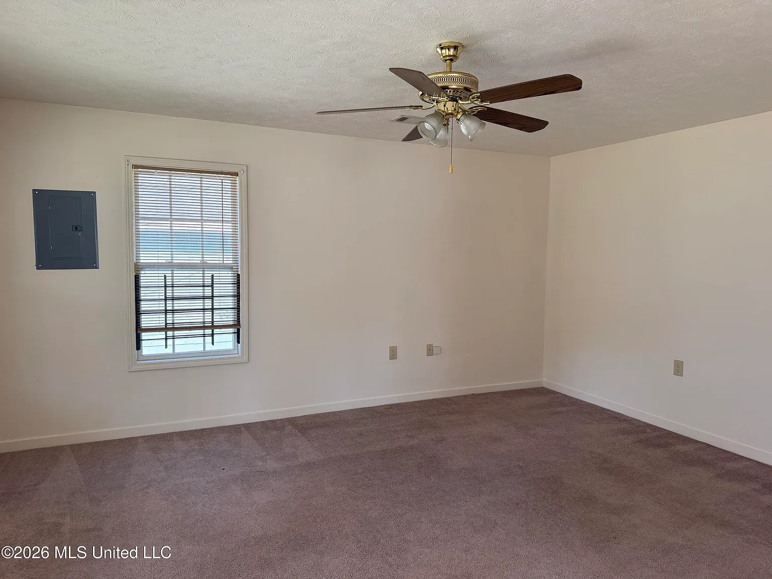3 bed, 1.0 bath, 1295 sqft, $1,200 — Photo 3