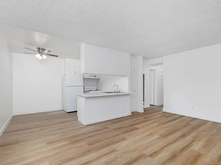 945 Locust Ave — Photo 5