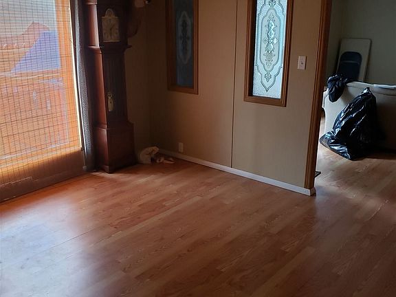 5th image of 215 Middle Dr