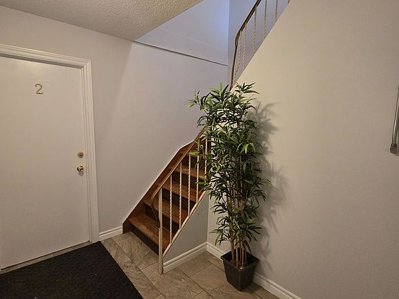 3rd image of 184 Simcoe St #3