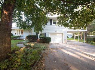 1619 Valley Vista Dr, Bettendorf, IA 52722