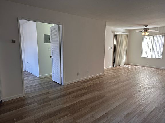 Looking to the left. Bedroom entrance to the left.