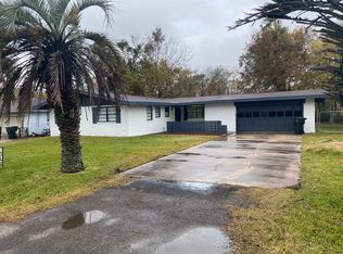 7001 Howe St, Groves, TX 77619