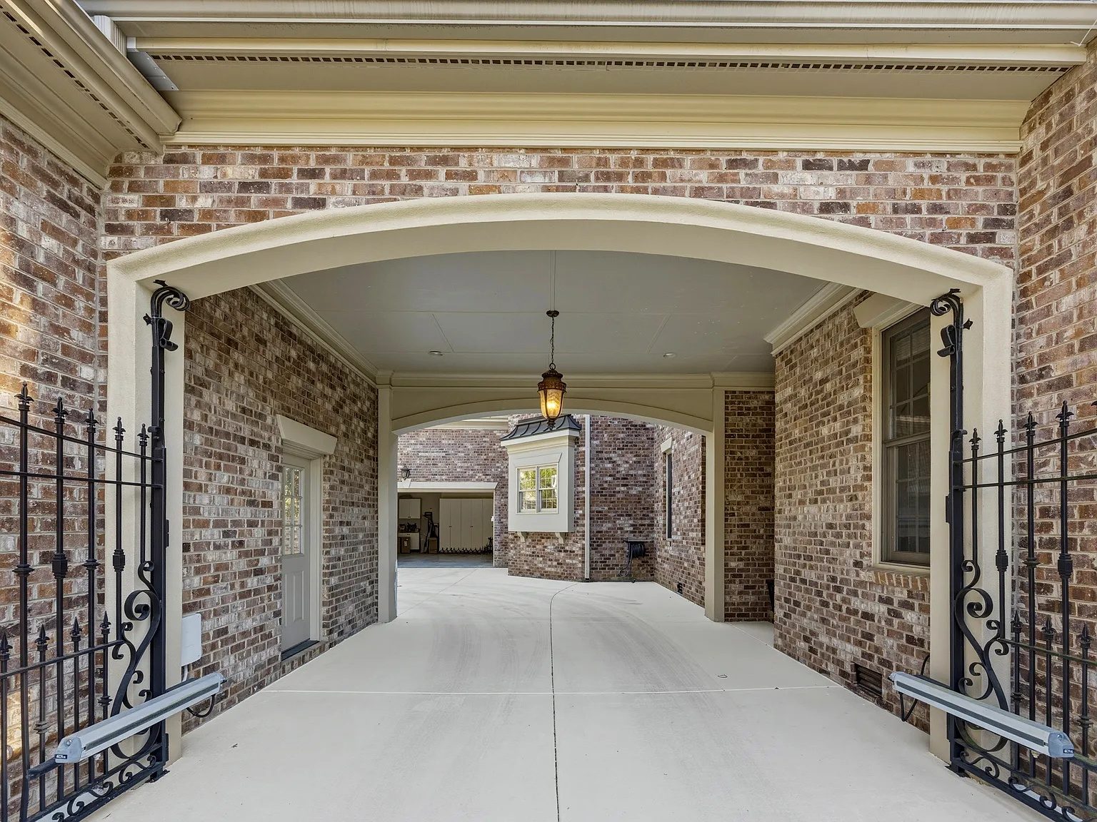 5 bed, 6174 sqft, $9,800 — Photo 3