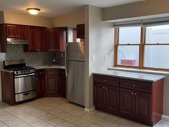 5th image of 144 Sandalwood Dr Floor 1