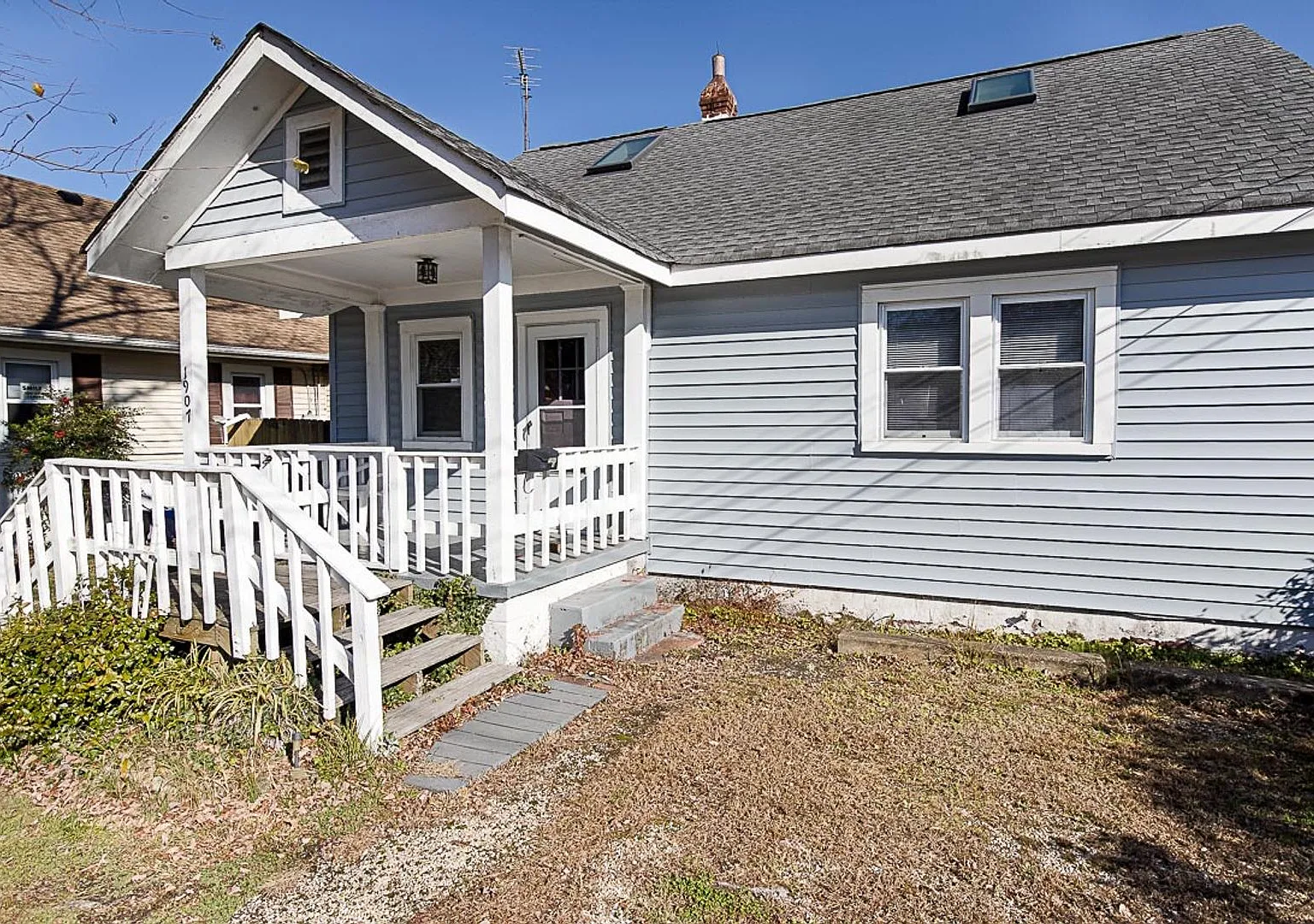 Quaint 2 bedroom first-floor rental just blocks from the Oceanfront! — Photo 2