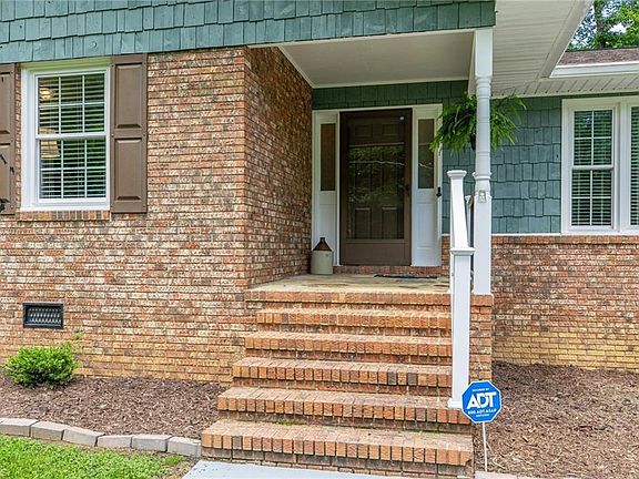 4th image of 3829 E Lee St