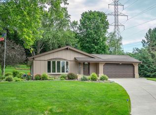 21985 W Lochinvar Ln, New Berlin, WI 53146
