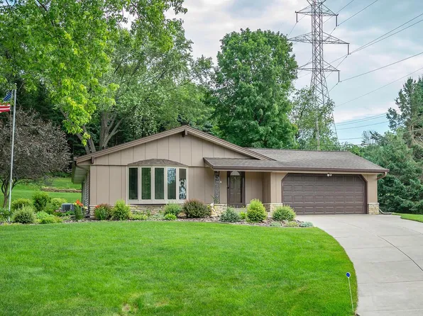 21985 West Lochinvar LANE, New Berlin, WI 53146
