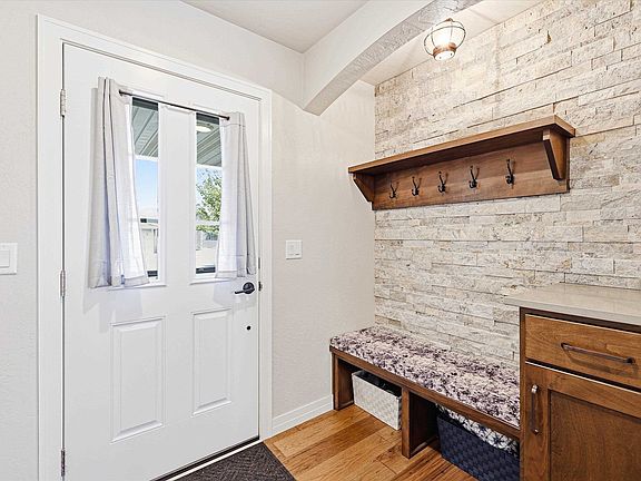3rd image of 831 Sharon Ln