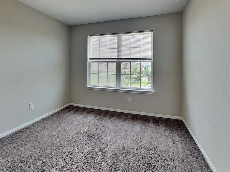 Spacious corner room with neut