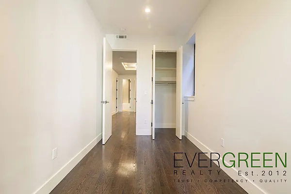 Rented by Evergreen Apartments BK | media 30