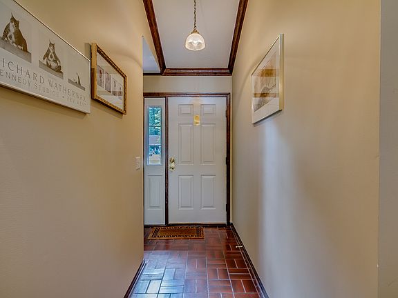 5th image of 615 Jennifer Dr E