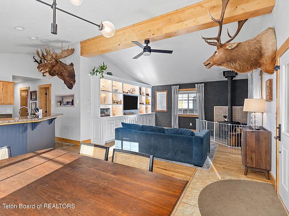 5th image of 852 Streamside St