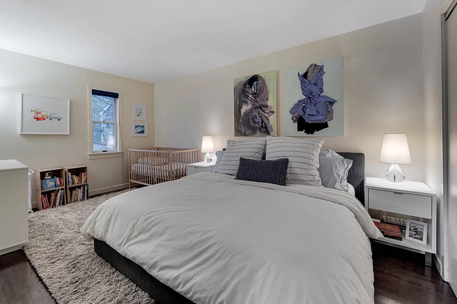  King bedroom with (optional) crib